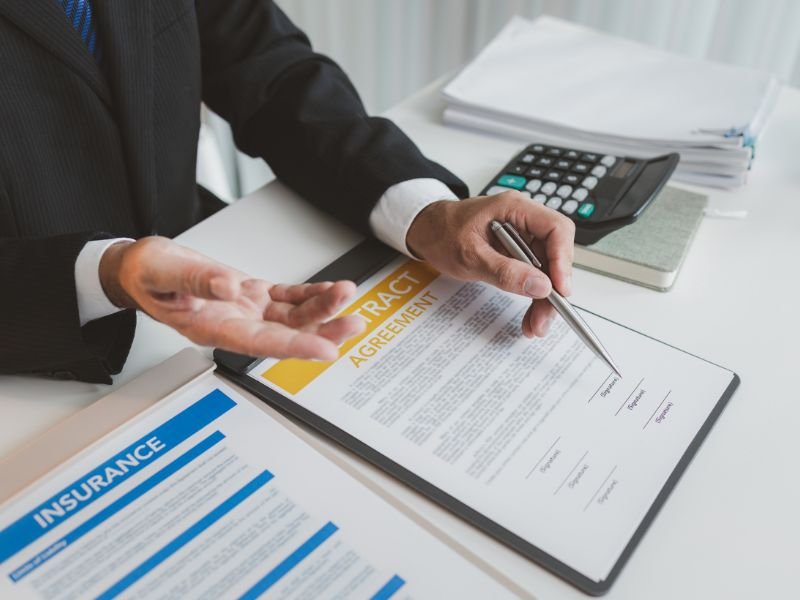 Protección para profesionales frente a reclamos relacionados con sus servicios / Protection for professionals against claims related to their services