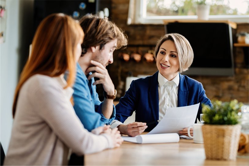 Profesionales de seguros brindando asesoramiento personalizado / Insurance professionals providing personalized guidance